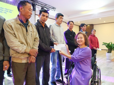 Viện ACDC hỗ trợ 500 triệu đồng giúp người khuyết tật khắc phục hậu quả bão lũ năm 2025